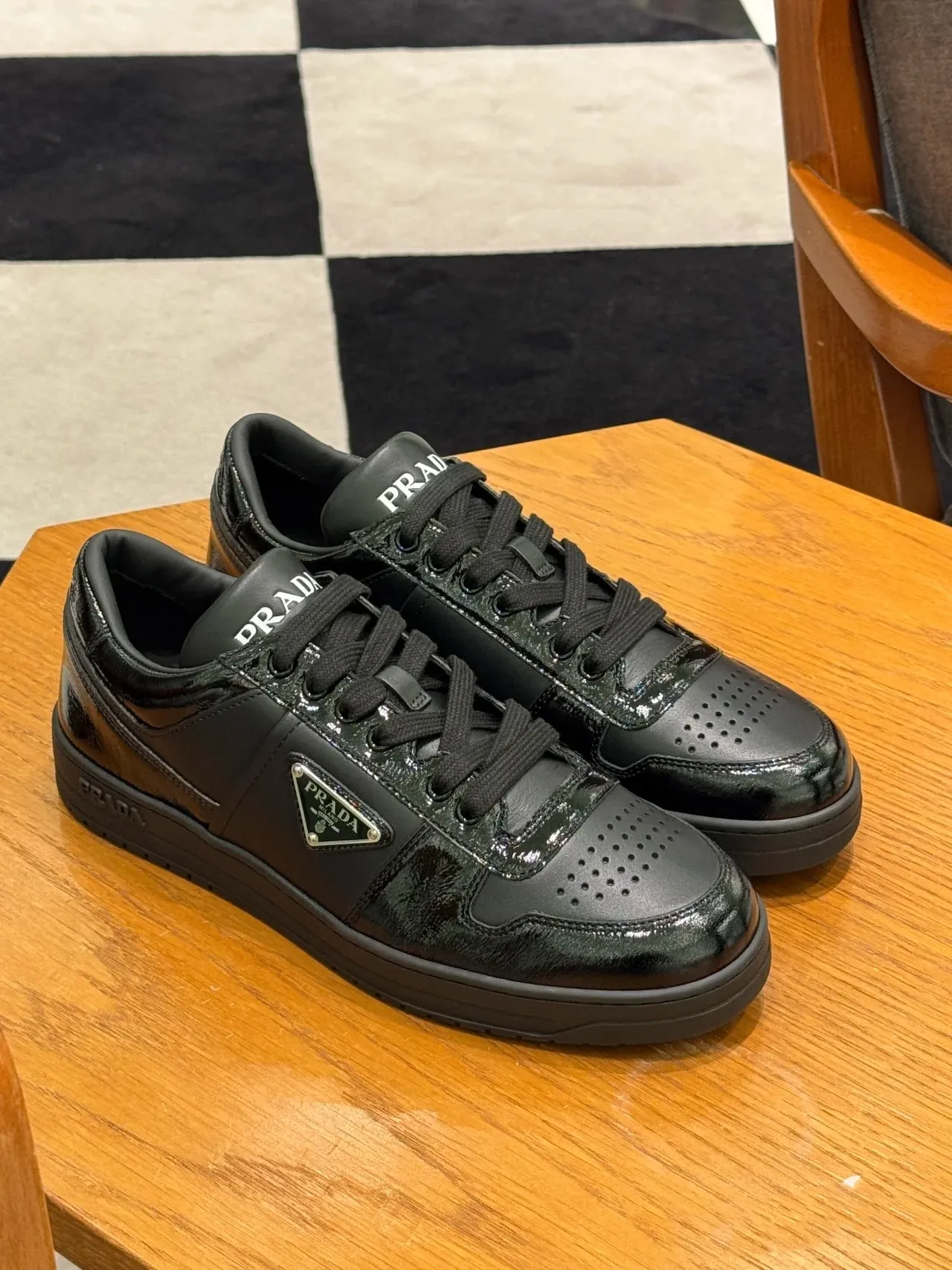 P380 Yuan 38-45 Prada Prada’s new men’s leather sports shoes, the highest version on the market, any comparison is welcome🆚! The original leather has excellent texture and is super high-end! Fetal sheep net lining imported from Italy, removable pad! Luxurious materials and fine workmanship, highly recommended!